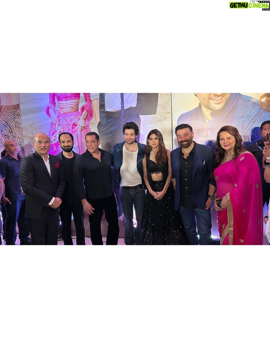 Salman Khan Instagram - Hope this film #Dono does for inn teeno Rajveer, Paloma and Avnish what it did for hum teeno Sooraj, Bhagyashree and me. @avnish.barjatya @iamsunnydeol @poonam_dhillon_ @the_rajveer_deol @palomadhillon @rajshrifilms