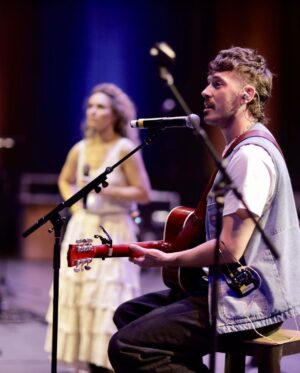 Sam Palladio Instagram - “Nashville Reunion Tour” Rehearsals. Gunnar and Scarlett back in the saddle! Who’s coming to see a show?📸 @timothyjamesbowen