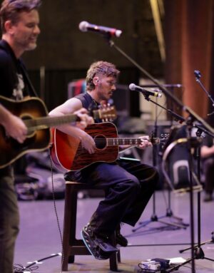 Sam Palladio Instagram - “Nashville Reunion Tour” Rehearsals. Gunnar and Scarlett back in the saddle! Who’s coming to see a show?📸 @timothyjamesbowen
