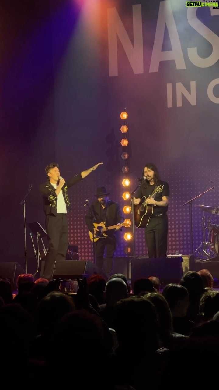 Sam Palladio Instagram - Such a magical night singing “Many of Horror” with my hero Simon Neil from @biffy_clyro @eventimapollo. A full circle moment for me and a night I’ll never forget. Shall we do a collab? Who was there? #altmusic #biffyclyro #nashville #livemusic Eventim Apollo
