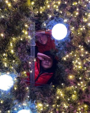 Sami Jakobsson Instagram - Håller spaningarna inifrån granen utanför Mos 👀🎄