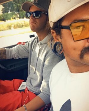Sami Jakobsson Instagram - Ofta på senare får jag kommentarer om att jag håller tyna bort eller svälta ihjäl. Men här kommer ett gäng bilder från 2018-2019. Och då väger jag 9-10 kilo mindre😎🤷🏽‍♂️
Puss på er och trevlig helg 🌟