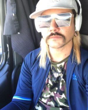 Sami Jakobsson Instagram - Ofta på senare får jag kommentarer om att jag håller tyna bort eller svälta ihjäl. Men här kommer ett gäng bilder från 2018-2019. Och då väger jag 9-10 kilo mindre😎🤷🏽‍♂️
Puss på er och trevlig helg 🌟