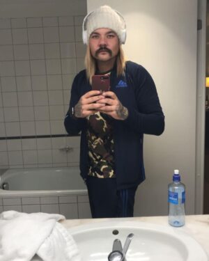 Sami Jakobsson Instagram - Ofta på senare får jag kommentarer om att jag håller tyna bort eller svälta ihjäl. Men här kommer ett gäng bilder från 2018-2019. Och då väger jag 9-10 kilo mindre😎🤷🏽‍♂️
Puss på er och trevlig helg 🌟
