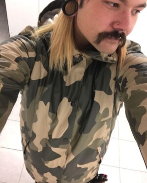Sami Jakobsson Instagram - Ofta på senare får jag kommentarer om att jag håller tyna bort eller svälta ihjäl. Men här kommer ett gäng bilder från 2018-2019. Och då väger jag 9-10 kilo mindre😎🤷🏽‍♂️
Puss på er och trevlig helg 🌟