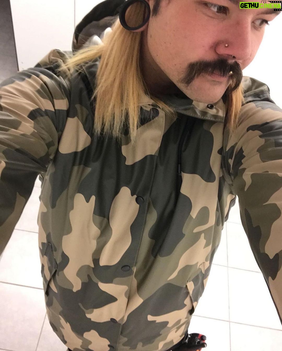 Sami Jakobsson - 2.4K Likes - Ofta på senare får jag kommentarer om att jag håller tyna bort eller svälta ihjäl. Men här kommer ett gäng bilder från 2018-2019. Och då väger jag 9-10 kilo mindre😎🤷🏽♂️
Puss på er och trevlig helg 🌟