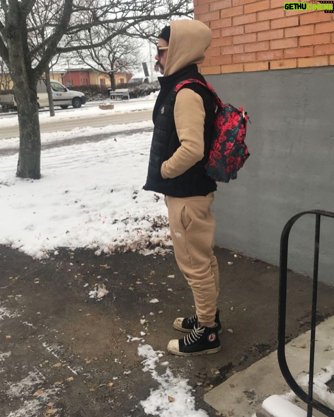 Sami Jakobsson - 2.4K Likes - Ofta på senare får jag kommentarer om att jag håller tyna bort eller svälta ihjäl. Men här kommer ett gäng bilder från 2018-2019. Och då väger jag 9-10 kilo mindre😎🤷🏽♂️
Puss på er och trevlig helg 🌟