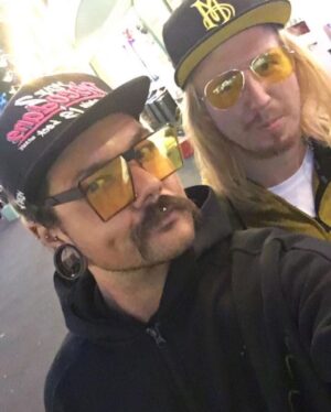 Sami Jakobsson Instagram - Ofta på senare får jag kommentarer om att jag håller tyna bort eller svälta ihjäl. Men här kommer ett gäng bilder från 2018-2019. Och då väger jag 9-10 kilo mindre😎🤷🏽‍♂️
Puss på er och trevlig helg 🌟