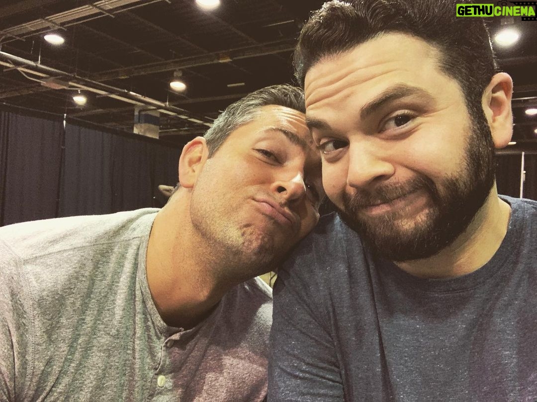 Samm Levine Instagram - Hey Chicago! This year’s @wizardworld is awesome! I already got to share a tender moment with Shazam AND hang out with my friend Paul Rudd! Come on out to Rosemont and join us. We’re here all weekend! #WizardWorldChicago Donald E. Stephens Convention Center