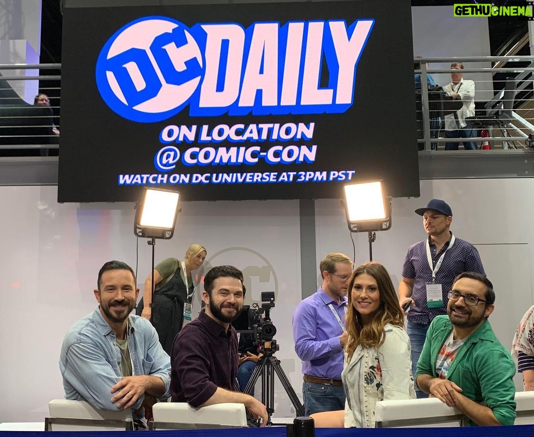 Samm Levine Instagram - I love my #DCDaily family and I’ve had an absolute blast at #SDCC shooting our episodes from the convention floor! We also did our very own panel AND I had the pleasure of moderating the @dc_collectibles panel! What a weekend!! #DCUniverse San Diego Comic Con
