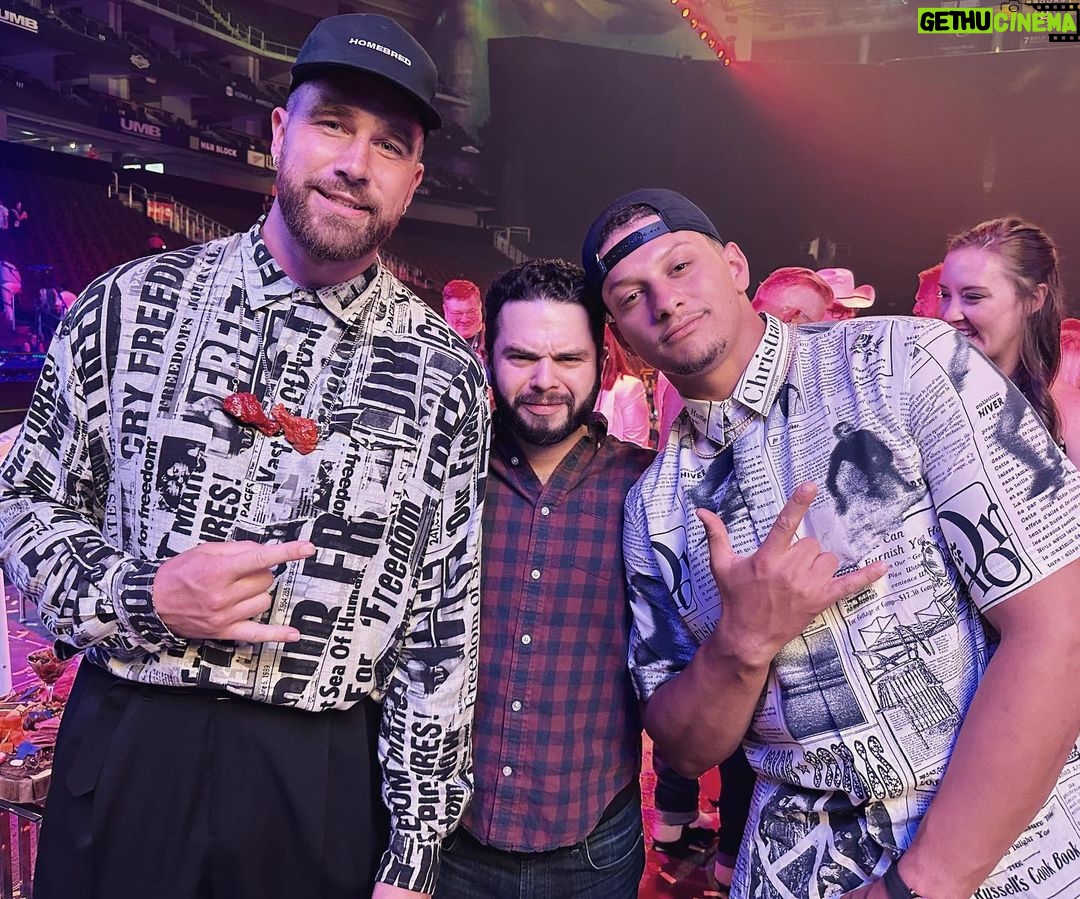 Samm Levine Instagram - Made some new friends last night. Right before this pic was taken, they said I could be the Chiefs’ new “towel boy.” Then they asked if I’d ever considered being an “ankle donor.” Not sure what that is. #Mahomes #Kelce #Chiefs #BigSlickKC #AnkleDonorsArentAThingRight