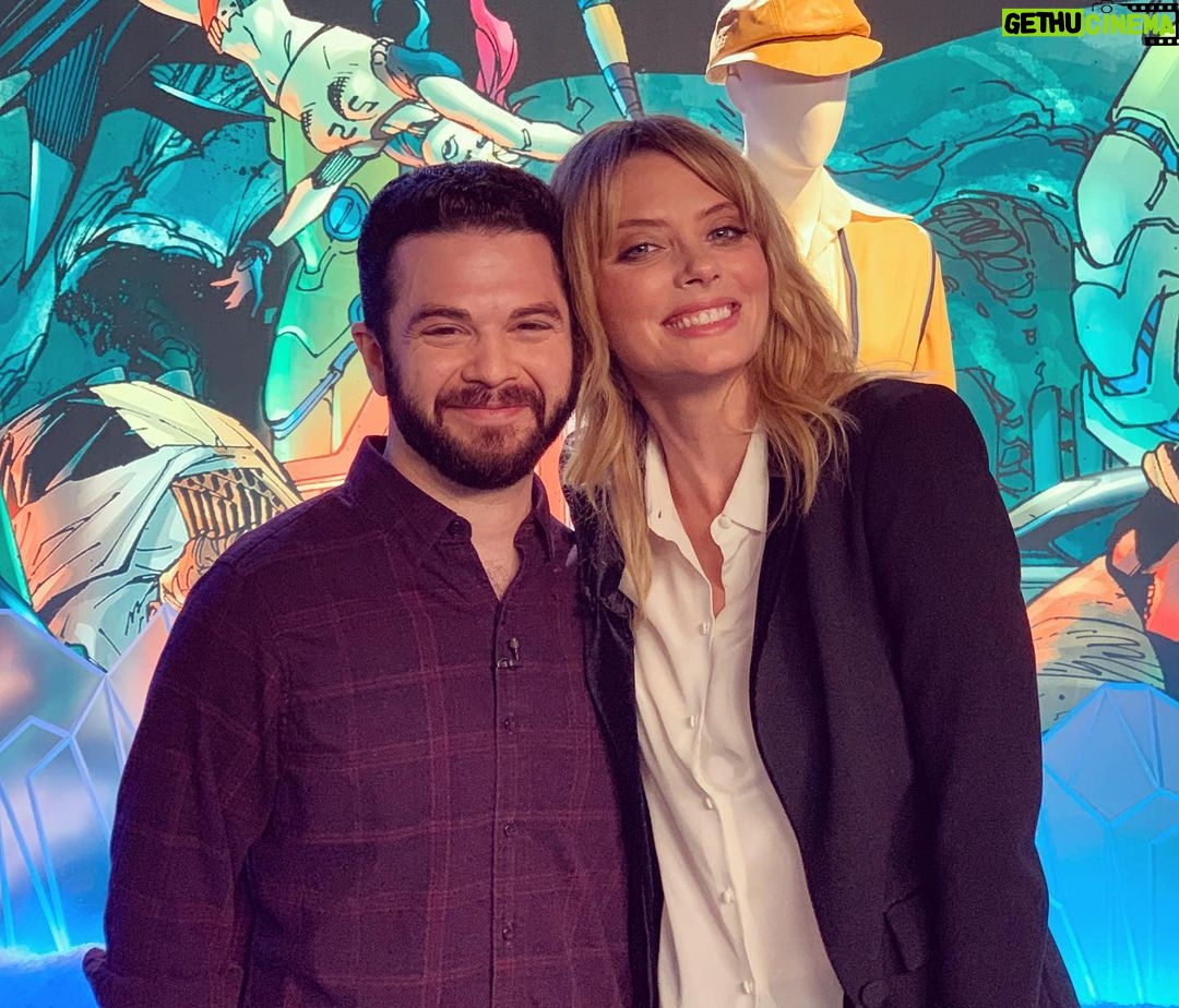 Samm Levine Instagram - On today’s #DCDaily I had the overwhelming pleasure of chatting with the @DoomPatrolDCU’s own Elasti-Woman herself, @aprilthebowlby! Our panel also dives into the latest episodes of #YoungJustice and #Krypton. C’mon, just look how happy I am! Watch it now - link in bio!