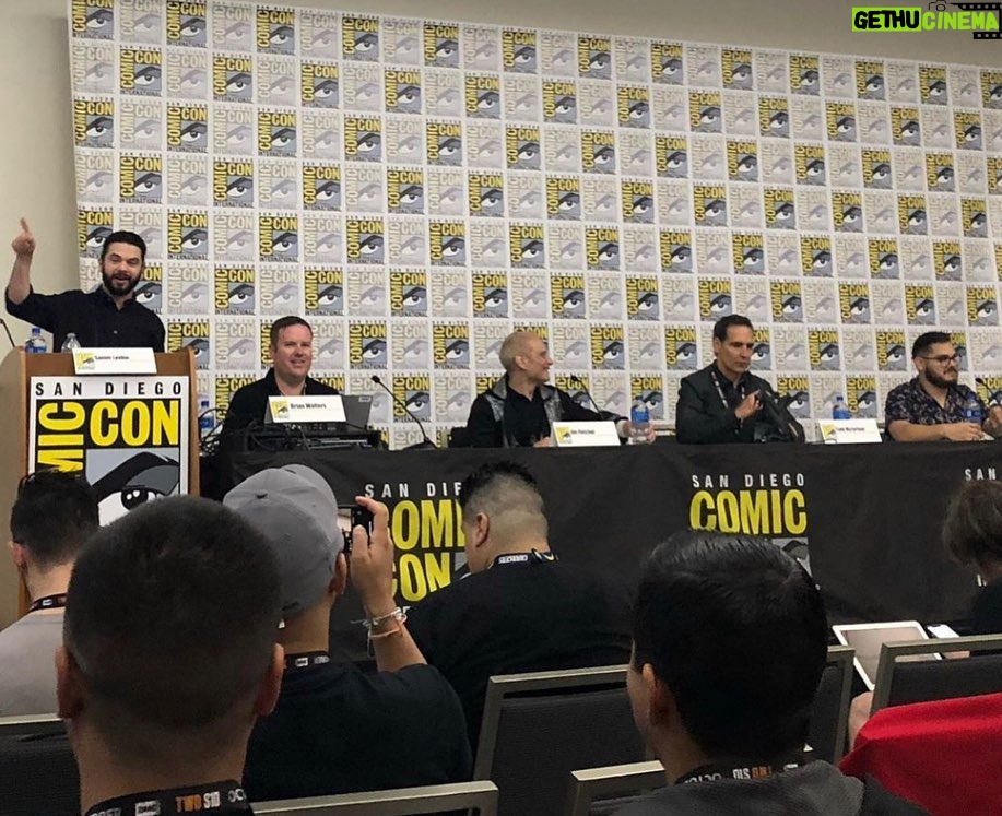 Samm Levine Instagram - I love my #DCDaily family and I’ve had an absolute blast at #SDCC shooting our episodes from the convention floor! We also did our very own panel AND I had the pleasure of moderating the @dc_collectibles panel! What a weekend!! #DCUniverse San Diego Comic Con