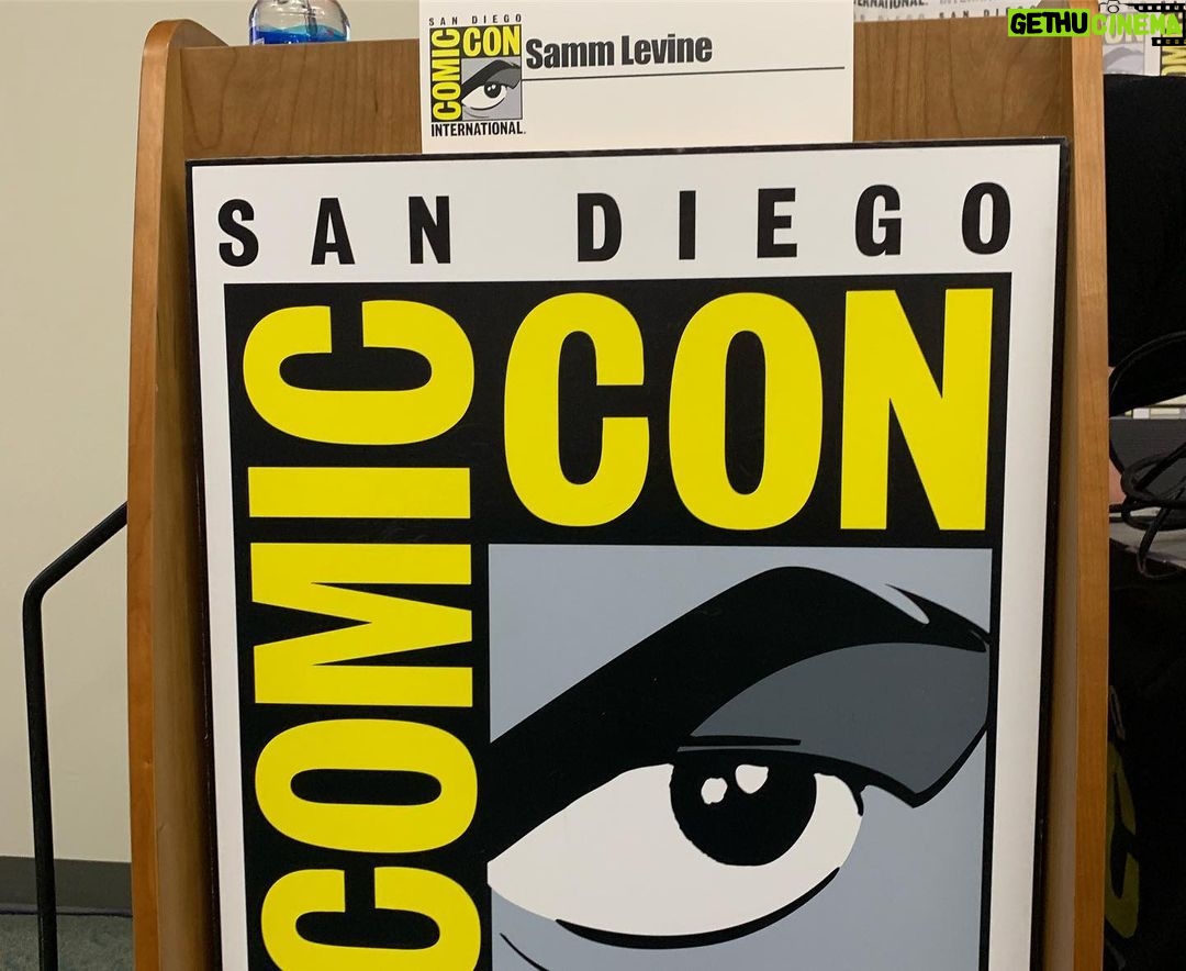 Samm Levine Instagram - I love my #DCDaily family and I’ve had an absolute blast at #SDCC shooting our episodes from the convention floor! We also did our very own panel AND I had the pleasure of moderating the @dc_collectibles panel! What a weekend!! #DCUniverse San Diego Comic Con
