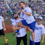 Samm Levine Instagram - The 2019 @bigslickkc shenanigans have begun! This year’s softball game at the @kcroyals Kauffman Stadium was one for the ages! Please enjoy this photo series from the day #BigSlickKC . 1) Two and a half Jews 2) A Modern Family reunion with @ericstonestreet & @arielwinter 3) After his walk off victory hit, Antman gets hoisted onto the shoulders of @tarzannoz & @kevinpollak123, while Shazam refuses to help 4) Moments after umpire Bruce Dreckman drilled me in the head with an unannounced toss into the dugout suite. He was kind enough to check on me and make sure I wasn’t going to sue 5) A musical interlude brought to you by @zacharylevi & @tarzannoz (I should know this one better)