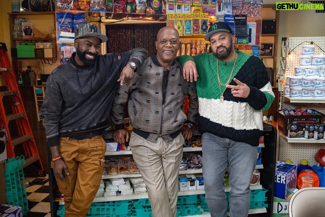 Samuel L. Jackson Instagram - Tune in to @shodesusandmero tomorrow at 11pm Eastern on @showtime to catch me chopping it up with New York’s finest, @desusnice and @thekidmero !