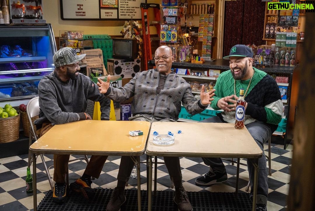 Samuel L. Jackson Instagram - Tune in to @shodesusandmero tomorrow at 11pm Eastern on @showtime to catch me chopping it up with New York’s finest, @desusnice and @thekidmero !