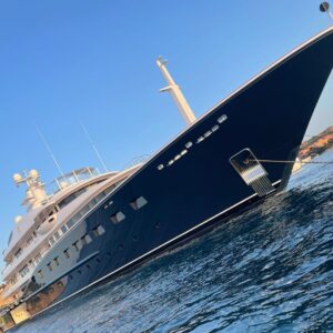 Samuel L. Jackson Instagram - Don’t pull up on da spot from this angle too often!#yachtchootawkinboutwillis#yachtyyachtyyachtyyachtyyachtyyachtyyachty