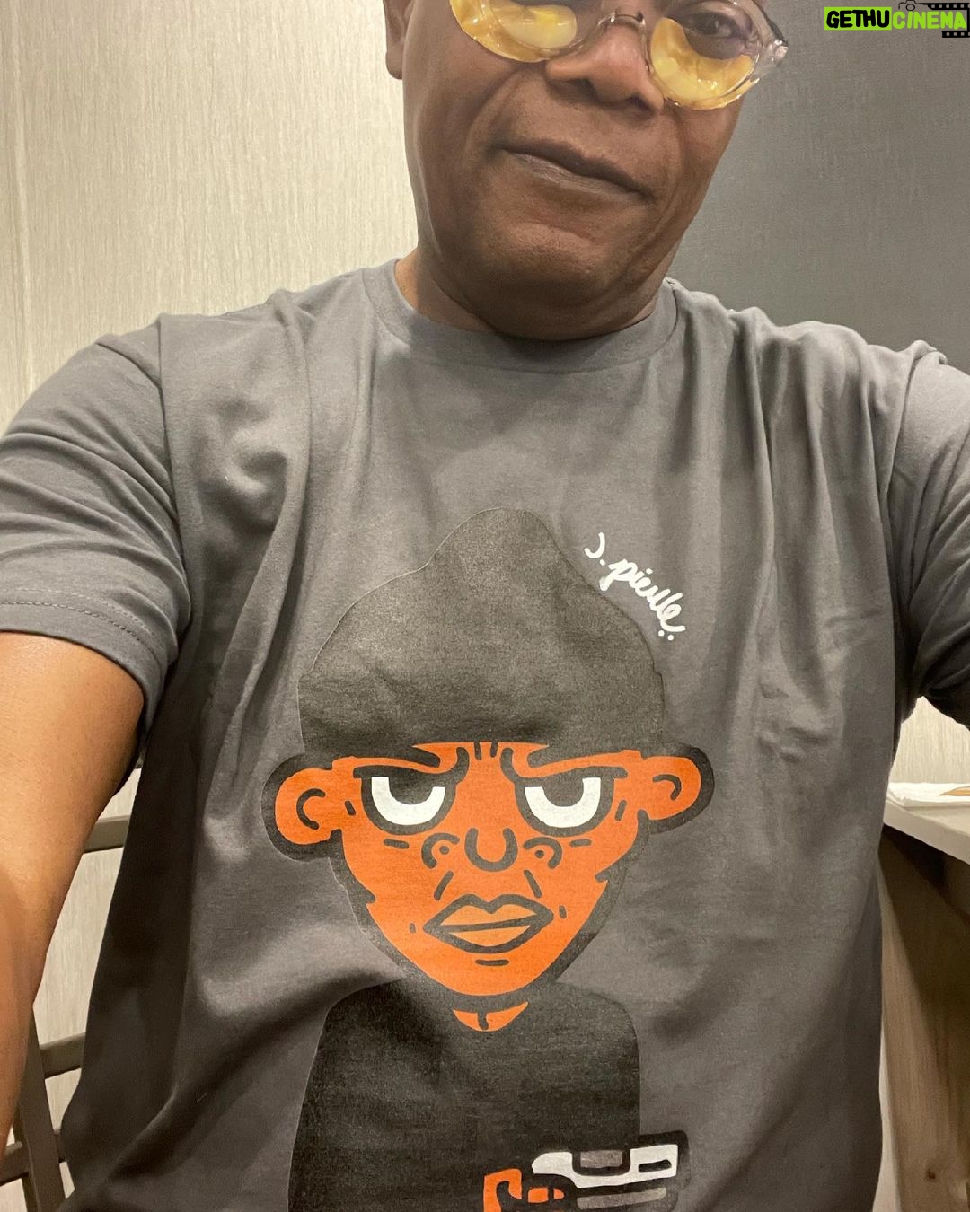 Samuel L. Jackson Instagram - Me & Darius wanna thank all y’all that made Hitman’s Wife’s Bodyguard the #1 movie over the weekend!! Big Up @iamjpierce #lastdaysofptolemygrey#endalz#whoreadsreviewsofbulletballets