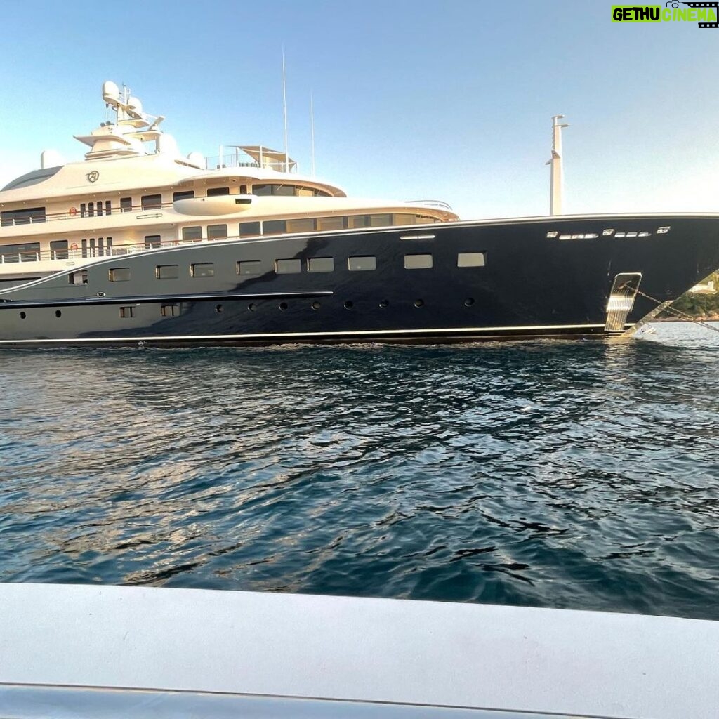 Samuel L. Jackson Instagram - Don’t pull up on da spot from this angle too often!#yachtchootawkinboutwillis#yachtyyachtyyachtyyachtyyachtyyachtyyachty