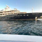 Samuel L. Jackson Instagram - Don’t pull up on da spot from this angle too often!#yachtchootawkinboutwillis#yachtyyachtyyachtyyachtyyachtyyachtyyachty