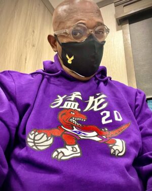 Samuel L. Jackson Instagram - I stand with Asians. Join me and @asiangoldribbon to fight against racism, hatred and violence against the Asian community. 
Let’s stamp out hate, and support an organization that provides mental health programs and services for Asian wellbeing! #asiangoldribbon