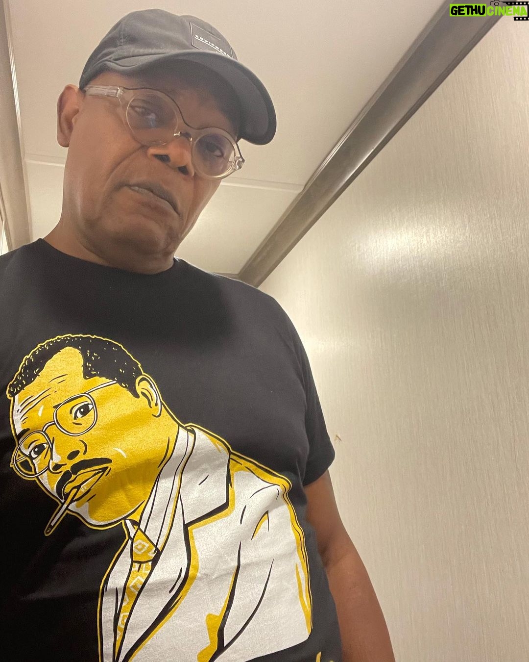 Samuel L. Jackson Instagram - Got a Firm Grip on mine, how ‘boutchoo??!!#lastdaysofptolemygrey #endalz#holdontoyourbutts Atlanta, Georgia