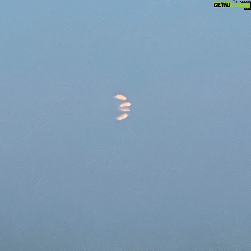 Samuel L. Jackson Instagram - Surprise sight in the morning sky today.#lastdaysofptolemygrey#endalz#bloodmooneclipse