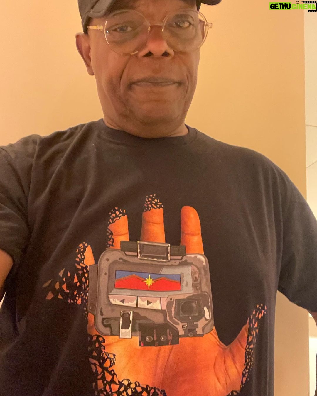Samuel L. Jackson Instagram - When she’s not answering your texts & you have to go Old School!!#aintthisablip#themarvels