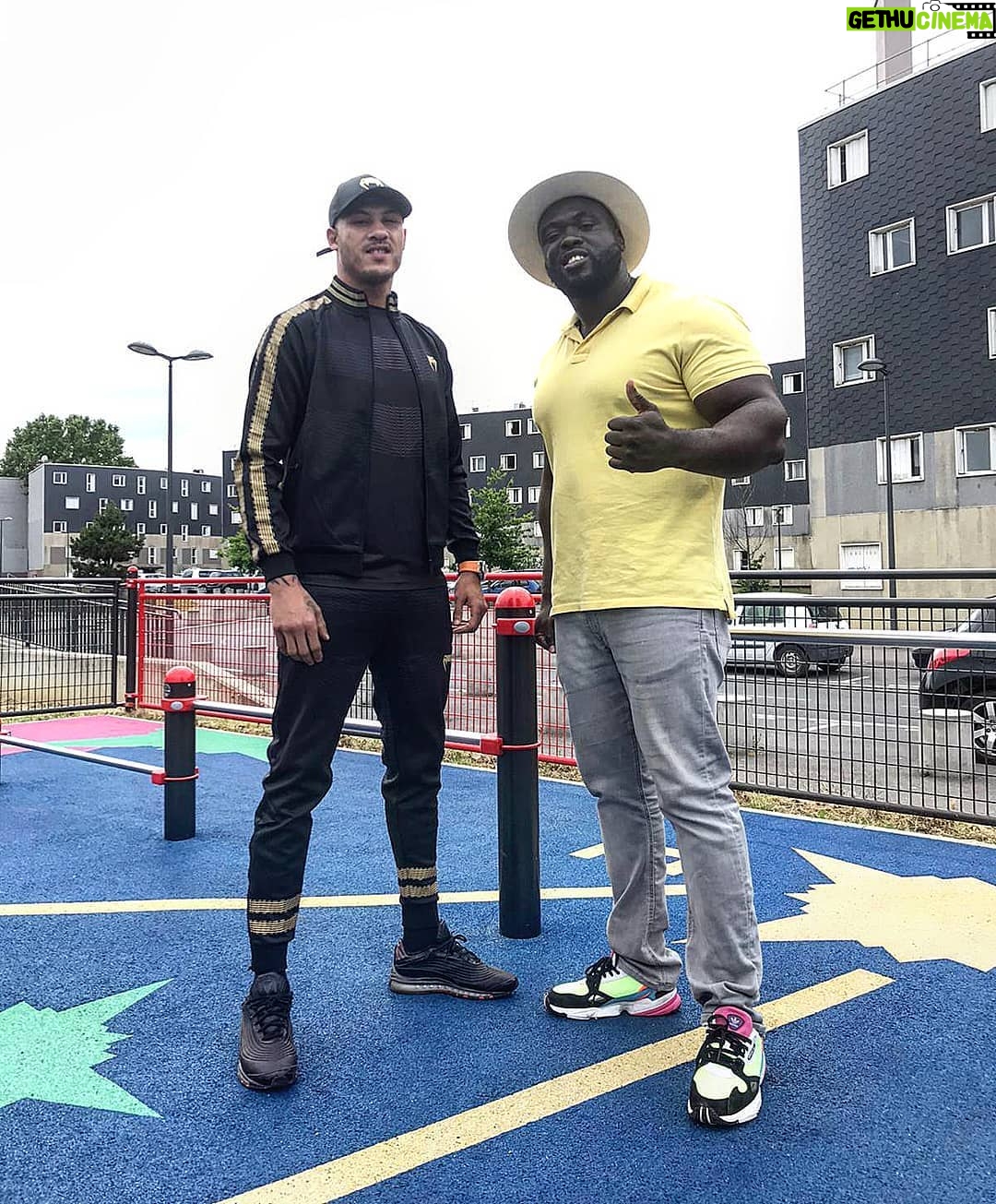 Samy Sana Instagram - "On les plie, je sais que tu le sais, on a pas su.. Je suis toujours en bas mais j’ai trop de succès"🎼 #uzy #s47s #thechamp @kizo_land🩸 Grigny Grande Borne