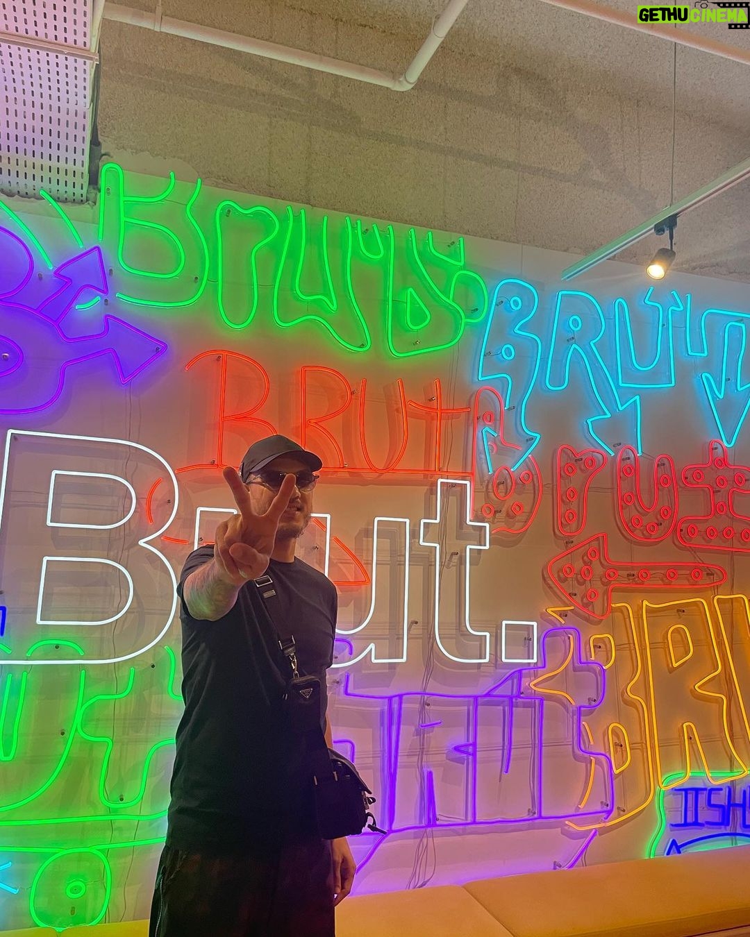 Samy Sana Instagram - On vient d'en bas ! pas le champion qu’on a construit ! rdv sur @brutofficiel. #championdupeuple ✌🏼