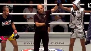 Samy Sana Instagram - Victoire ce soir à l'unanimité des juges. Merci à tous de votre soutient. 🙏💪🏼💯 #thechamp #andstill #dzpower #1milliondollarbaby 👑🥇🇩🇿