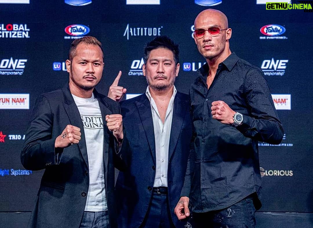 Samy Sana Instagram - "Rdv vendredi" 🤫🤬🔥💪🏼☝🏼#winner1milliondollars💵 @onechampionship #thechamp #andstill @shinzo_paris @zelysparis @opticlair_official @venum @thehoodedparisus @hublot @streetfight_shop Marina Bay Singapore