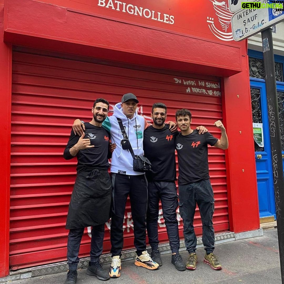 Samy Sana Instagram - #Repost @lesfreresdesbatignolles with @make_repost ・・・ Team World Champion L’équipe des frères des batignolles désormais en 47. Un gros soutien @samy_sana75 pour ton prochain combat Vrai reconnaissent Vrai 🇩🇿🇹🇷 #s47s #lesfreresdesbatignolles #evyapımı #kebapçı #traditional #sana #onechampionship #世界 #最好 #salade #tomate #oignon #v2v Paris, France