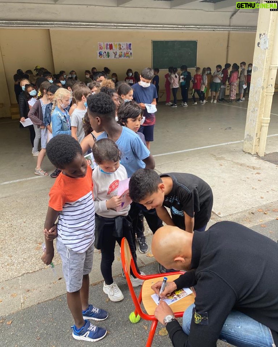 Samy Sana Instagram - Merci aux enfants de l’école Louis Pasteur pour leur innocente reconnaissance 🙏🏼❤️ #thechamp #s47s Vigneux-sur-Seine