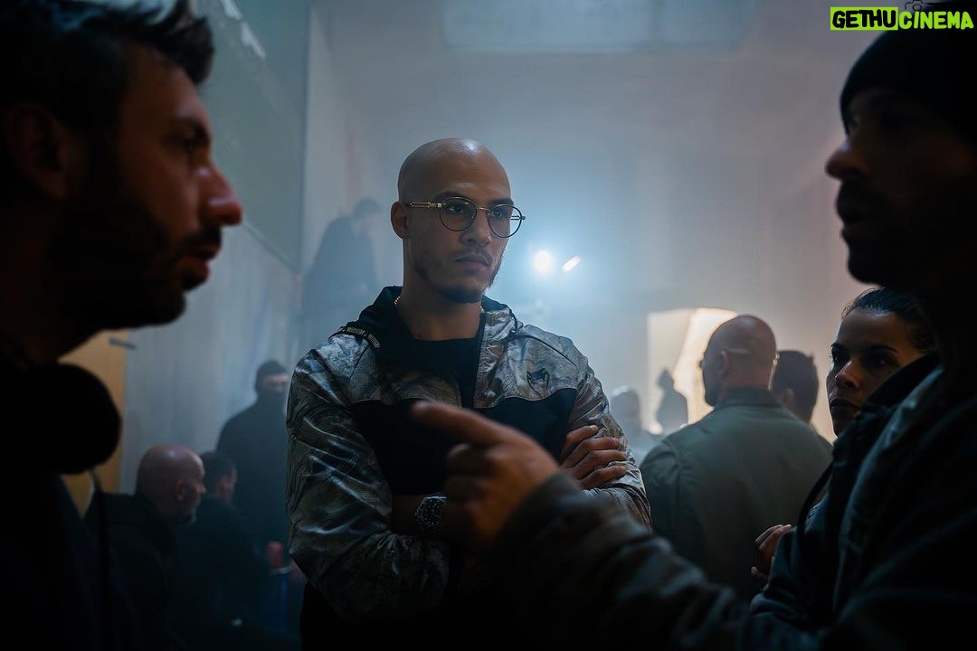 Samy Sana Instagram - Ce fut une belle expérience avec de belles rencontres et une équipe formidable. Merci à toutes et à tous.🙏🏼 #lacage #netflix #champ @franckgastambide 📸 @alancohzn