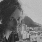 Samya Pascotto Instagram – Diário sábado dia 16 de dezembro de 2023.
1- alvaro de campos. Certeiro.
2- sex and the city, “sua garota é adorável hibbel”, e pra mim o verdadeiro fim que essa série deveria ter.
3 e 4- ainda nesse mesmo fim de temporada- “quietinha garota” – a domesticação vem a cavalo, e com buquês de flores. Cuidado.
5 – poema de Angélica Freitas.
6- abrigo para mulheres.
7- abrigo para corações em auto reparação.
8- Dramédia ternurinha “a procura do amor”. Tem na Star+
9- partir. E volta pro Álvaro de Campos, mas não exatamente.
.
#diario