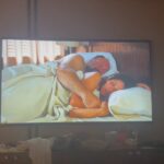 Samya Pascotto Instagram – Diário sábado dia 16 de dezembro de 2023.
1- alvaro de campos. Certeiro.
2- sex and the city, “sua garota é adorável hibbel”, e pra mim o verdadeiro fim que essa série deveria ter.
3 e 4- ainda nesse mesmo fim de temporada- “quietinha garota” – a domesticação vem a cavalo, e com buquês de flores. Cuidado.
5 – poema de Angélica Freitas.
6- abrigo para mulheres.
7- abrigo para corações em auto reparação.
8- Dramédia ternurinha “a procura do amor”. Tem na Star+
9- partir. E volta pro Álvaro de Campos, mas não exatamente.
.
#diario