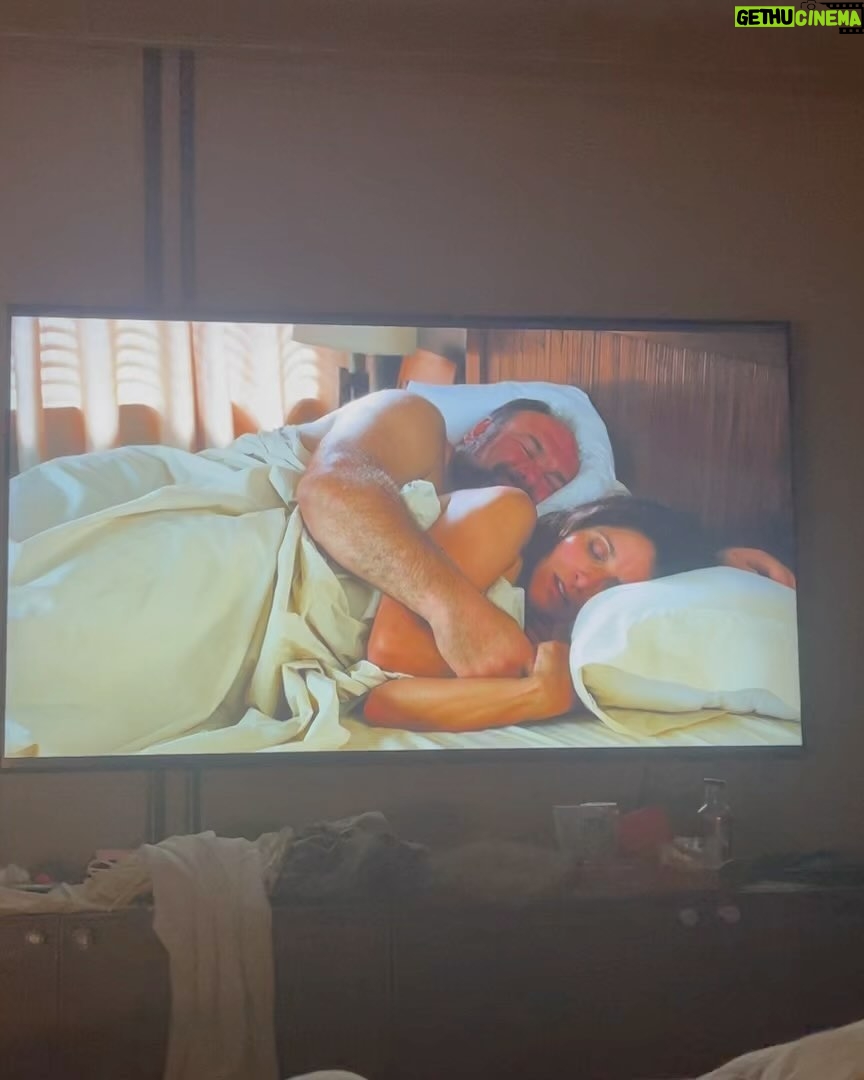 Samya Pascotto Instagram - Diário sábado dia 16 de dezembro de 2023. 1- alvaro de campos. Certeiro. 2- sex and the city, “sua garota é adorável hibbel”, e pra mim o verdadeiro fim que essa série deveria ter. 3 e 4- ainda nesse mesmo fim de temporada- “quietinha garota” - a domesticação vem a cavalo, e com buquês de flores. Cuidado. 5 - poema de Angélica Freitas. 6- abrigo para mulheres. 7- abrigo para corações em auto reparação. 8- Dramédia ternurinha “a procura do amor”. Tem na Star+ 9- partir. E volta pro Álvaro de Campos, mas não exatamente. . #diario