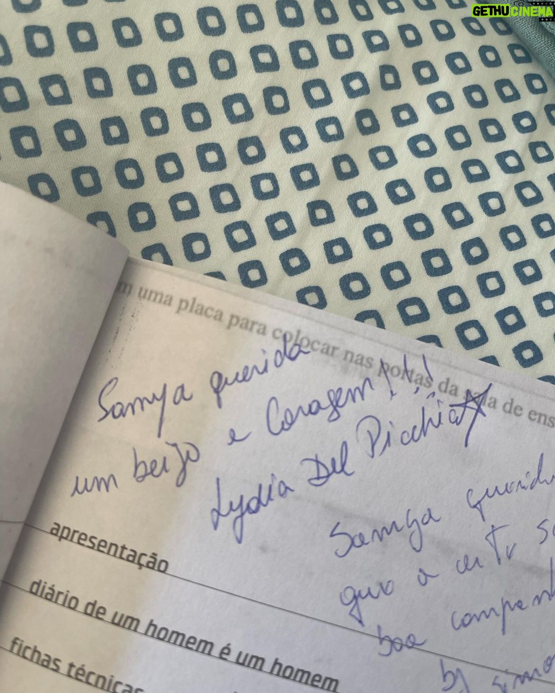 Samya Pascotto Instagram - Diário - 4 de dezembro de 2023. - Podemos ser íntimos? 1- Derrubei café na bancada. Quem diria que um erro podia ser tão bonito? - a frase escutei no espetáculo “cabaré coragem” do grupo galpão. 2- Ainda sobre galpão, Lydia me desejou coragem. Achei que era isso mesmo a coisa mais bonita a se desejar a alguém nesse mundo. 3- “ o que eu quero é viver de uma maneira que me caiba. Ser forte e aconteça o que acontecer, viver do meu jeito.” - filme: na praia à noite sozinha. - Hong sang-soo. Ando fazendo maratonas de filmes coreanos com Matheus, e isso é uma das partes mais aguardadas dos meus dias. 4- Meio cansada de gente que acha que “gostar menos” é um tipo de vitória, fico me perguntando com quem eles comemoram quando ganham o prêmio… 5- Só eu, apreciando a vista, mesmo com miopia.