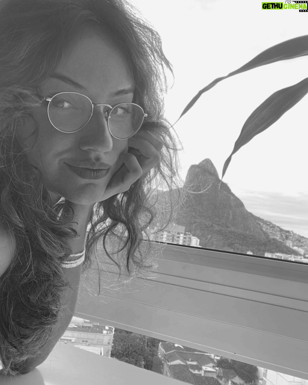 Samya Pascotto Instagram - Diário - 4 de dezembro de 2023. - Podemos ser íntimos? 1- Derrubei café na bancada. Quem diria que um erro podia ser tão bonito? - a frase escutei no espetáculo “cabaré coragem” do grupo galpão. 2- Ainda sobre galpão, Lydia me desejou coragem. Achei que era isso mesmo a coisa mais bonita a se desejar a alguém nesse mundo. 3- “ o que eu quero é viver de uma maneira que me caiba. Ser forte e aconteça o que acontecer, viver do meu jeito.” - filme: na praia à noite sozinha. - Hong sang-soo. Ando fazendo maratonas de filmes coreanos com Matheus, e isso é uma das partes mais aguardadas dos meus dias. 4- Meio cansada de gente que acha que “gostar menos” é um tipo de vitória, fico me perguntando com quem eles comemoram quando ganham o prêmio… 5- Só eu, apreciando a vista, mesmo com miopia.