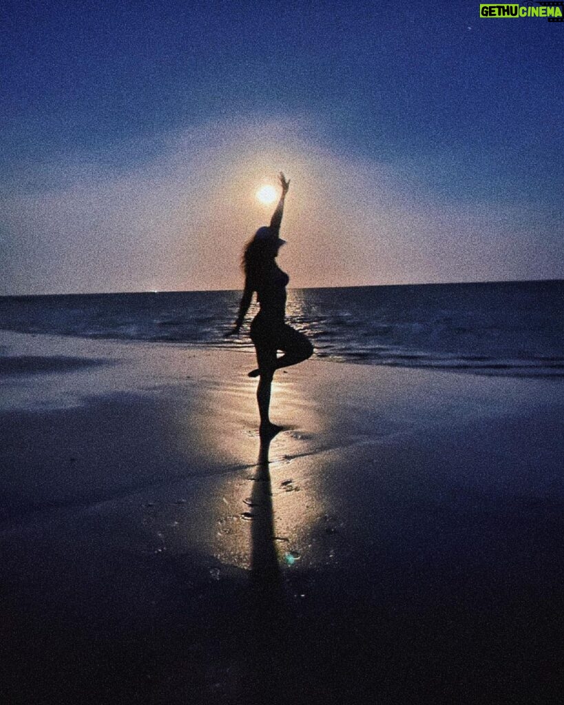 Samya Pascotto Instagram - Bahia - Dia 1- Lua cheia. Noite quente. Vento bom.
