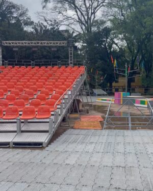 Samya Pascotto Instagram - Sexta feira estreia mundaréu de mim. Um espetáculo lindo, da maior qualidade e grandiosidade, disponível para todos. É de Graça é só chegar no parque da água branca e desfrutar! 
Mais infos @ibt.teatro