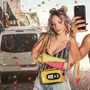 Samya Pascotto Instagram - Fiquei com saudade dos cabelo de quando eu era delegada flora… 
E fiquei pensando em como TUDO é resultado das nossas vivências, explico:
Quando cheguei pra fazer flora estava com cabelo de vivi do filme “carnaval” (foto 2). Disse para @taycevale que ela poderia fazer o que quisesse, minha única restrição era pintar de preto/castanho… Pq quando descolori o cabelo para Yasmin (foto 3) e depois tive que pintar pra fazer Bruna (foto 4) que era uma personagem que já tinha aparecido em outra temporada de “o negócio” com cabelo escuro… meu cabelo ficou podreeeee, como quase da pra ver na última foto que estou carinhosamente lambendo @joao_cortes (foto 5) ..
Então chegamos nesse cabelo que é o corte que @taycevale queria com o desbotamento da cor do cabelo que @byadrianomanques e eu pensamos pra vivi. E que é resultado de tantas outras personagens que eh já fui. <3