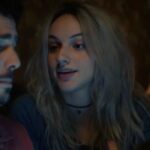 Samya Pascotto Instagram - Fiquei com saudade dos cabelo de quando eu era delegada flora… E fiquei pensando em como TUDO é resultado das nossas vivências, explico: Quando cheguei pra fazer flora estava com cabelo de vivi do filme “carnaval” (foto 2). Disse para @taycevale que ela poderia fazer o que quisesse, minha única restrição era pintar de preto/castanho… Pq quando descolori o cabelo para Yasmin (foto 3) e depois tive que pintar pra fazer Bruna (foto 4) que era uma personagem que já tinha aparecido em outra temporada de “o negócio” com cabelo escuro… meu cabelo ficou podreeeee, como quase da pra ver na última foto que estou carinhosamente lambendo @joao_cortes (foto 5) .. Então chegamos nesse cabelo que é o corte que @taycevale queria com o desbotamento da cor do cabelo que @byadrianomanques e eu pensamos pra vivi. E que é resultado de tantas outras personagens que eh já fui. <3