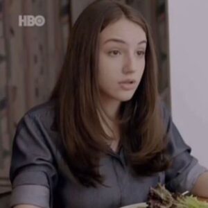 Samya Pascotto Instagram - Fiquei com saudade dos cabelo de quando eu era delegada flora… 
E fiquei pensando em como TUDO é resultado das nossas vivências, explico:
Quando cheguei pra fazer flora estava com cabelo de vivi do filme “carnaval” (foto 2). Disse para @taycevale que ela poderia fazer o que quisesse, minha única restrição era pintar de preto/castanho… Pq quando descolori o cabelo para Yasmin (foto 3) e depois tive que pintar pra fazer Bruna (foto 4) que era uma personagem que já tinha aparecido em outra temporada de “o negócio” com cabelo escuro… meu cabelo ficou podreeeee, como quase da pra ver na última foto que estou carinhosamente lambendo @joao_cortes (foto 5) ..
Então chegamos nesse cabelo que é o corte que @taycevale queria com o desbotamento da cor do cabelo que @byadrianomanques e eu pensamos pra vivi. E que é resultado de tantas outras personagens que eh já fui. <3