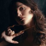 Samya Pascotto Instagram - Apresento a vocês: Minha amada e nada doce, GWYNN. Minha nova personagem na peça @vistaparamontanhas. ficaremos em cartaz de  2 a 24 de junho de 2023 - sextas e sábados às 21h  Teatro Cacilda Becker (R. Tito, 295 - Lapa, São Paulo) @teatrocacildabecker  Será um prazer te t0rt*rar por lá <3 anota na agenda. FICHA TÉCNICA: Autor | Lee Blessing Tradutor | Claudio Botelho @c_botelho.claudio Diretor | Pedro Granato @pdgranato Diretora de Produção | Erika Barbosa @erikabarbosabellini Iluminadora | Laiza Menegassi @laizamenegassi Cenógrafo | Diego DAC @digodac Figurinista | Samya Pascotto @samyapascotto Programador Visual | Renan Marcondes @renan_marcondesc Assessoria de imprensa | Pombo Correio @instadapombo Assistente de Produção | Pedro Ivo Pires @pirespedroivo Assistentes de Direção | Carolina Romano e Camila Johann @_carolinaromano e @camijohann Operador de Luz | Juliana Morimoto @juliana.morimoto Operador de Som | Pedro Ivo Pires @pirespedroivo Equipe de Filmagem | Renato Heleno – Meridiano Filmes @meridiano.filmes Fotografia | Lucas Rocha @lcr_fotosevideos  Mídias Sociais | Carolina Romano @_carolinaromano  Co-realização | Pequeno Ato e Faz Centro de Criação @pequenoato e @fazcentrodecriacao Elenco:  Beto Bellini @beto_bellini  Gustavo Merighi @merighigustavo  Lena Roque @roque_lena  Samya Pascotto @samyapascotto  Pedro Miranda @pedromiranda.oficial #teatro #cultura #espetaculo #sp #cacildabecker #vistaparamontanhasteatro