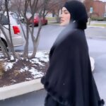 Sana Khan Instagram - CHICAGO ❄️❄️ Sabse zalil aur bura Insan woh hai jisse haq aur sach ke bare mai pata Ho phir bhi woh jhoot ke saath khada rahe. Jhoot Geebat aur Tohmat ki mehfil mai sharik hone ka bhi hisab Allah ko dena hoga. So hamari yeh koshish ho ke hum in sabse Apne aap ko bachai aur apni akhirat ki hamesha fikar rakhe. Yaad rahe maut kabhi bhi ajani hai. #sanakhan #anassaiyad #saiyadtariqjamil #islamicreminder #alhamdulilah #chicago #usa Chicago