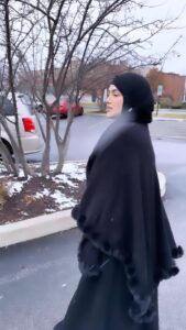 Sana Khan Instagram - CHICAGO ❄️❄️ Sabse zalil aur bura Insan woh hai jisse haq aur sach ke bare mai pata Ho phir bhi woh jhoot ke saath khada rahe. Jhoot Geebat aur Tohmat ki mehfil mai sharik hone ka bhi hisab Allah ko dena hoga. So hamari yeh koshish ho ke hum in sabse Apne aap ko bachai aur apni akhirat ki hamesha fikar rakhe. Yaad rahe maut kabhi bhi ajani hai. #sanakhan #anassaiyad #saiyadtariqjamil #islamicreminder #alhamdulilah #chicago #usa Chicago