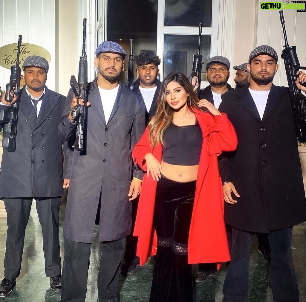 Sana Sultan Instagram - The Gangsta babe is upto something🔥 Wait for it🤞🏻